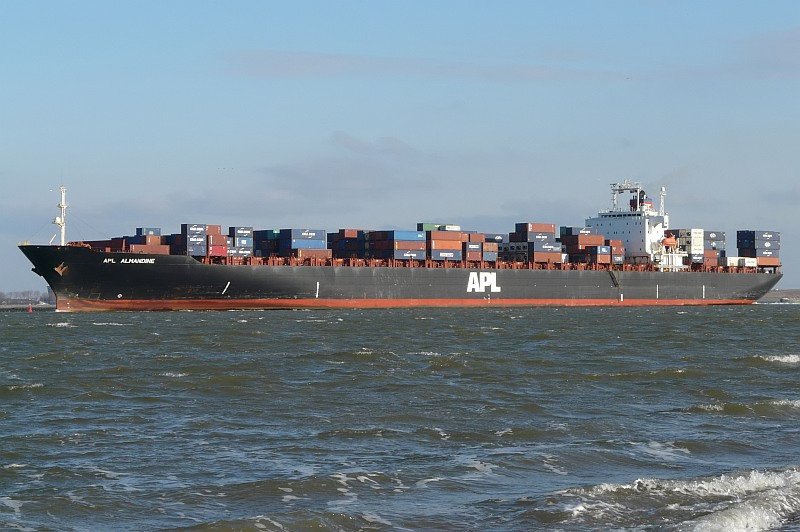Die  APL Almandine  luft aus dem Rotterdamer Hafen aus. Weit hat sie es nicht, Zielhafen ist Hamburg. Das Bild stammt vom 01.02.2009