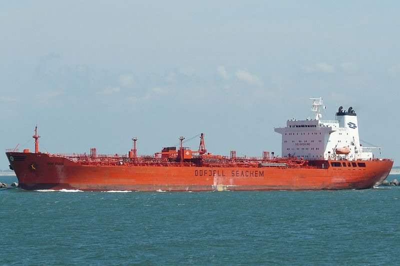 Die  Bow Puma  verlsst Rotterdam. Dieser Tanker ist 166 Meter lang und 32 Meter breit. Das Foto stammt vom 14.07.2008