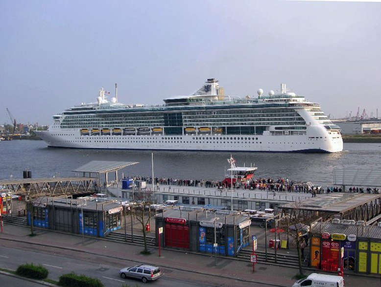 Die Brilliance of the Seas kam 27.04.2008 ohne Passergiere fr Wartungsarbeiten bei Blohm und Voss nach Hamburg. Hierzu passierte sie zunchst die Landungsbrcken um vor dem Kreuzfahrtterminal zu wenden. 