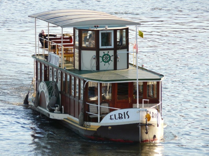 Die  Elbis  ist ein kleines Fahrgastschiff aus Praha (Prag). Hier passiert sie die berhmte Karlsbrcke zu Tal, am 25.01.2008. Das Schiff wurde 2002 erbaut und ist den kleinen Australischen Fluss-Seitenraddampfern des 19. Jahrhunderts nachempfunden. Lnge 15,30 m, Breite 4,51 m, Fixpunkthhe 4,97 m. Weitere Infos zum Schiff unter: www.aquamare.cz