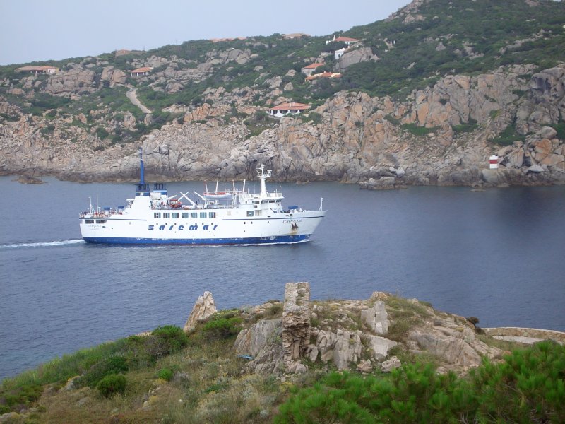 Die Fhre ICHNUSA von Korsika kommend erreicht am 01.07.08 die Einfahrt zum Hafen von Santa Teresa auf Sardinien. 