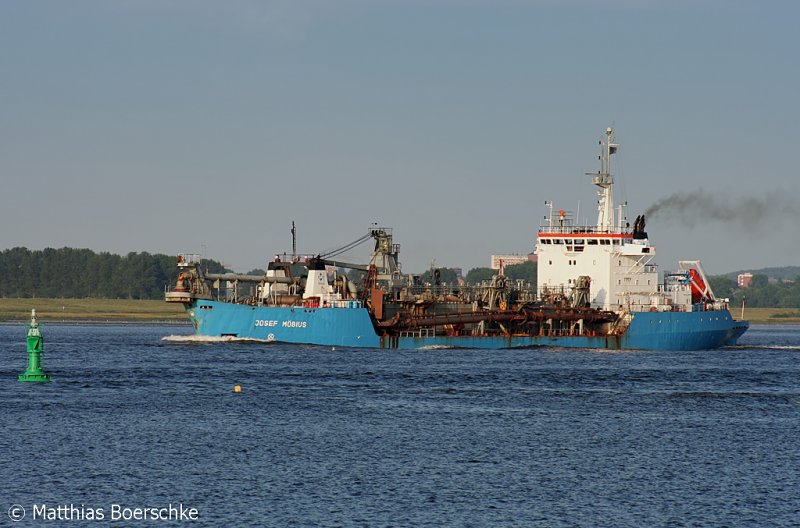 Die Josef Mbius auf der Elbe bei Lhe-Sand am 10.07.06.