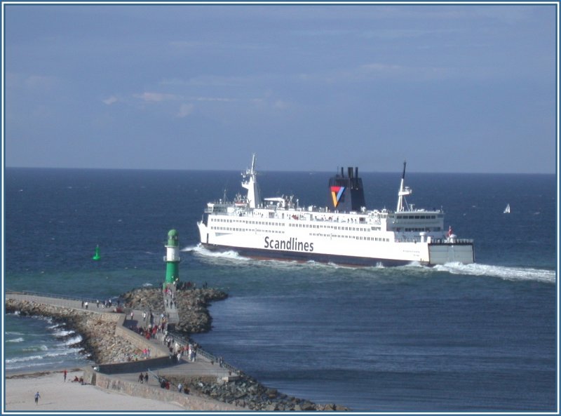 Die Kronprins Frederik der Scandlines luft aus dem Hafen von Rostock aus und passiert dabei den berhmten Leuchtturm auf der Mole von Warnemnde.(09.08.2005)