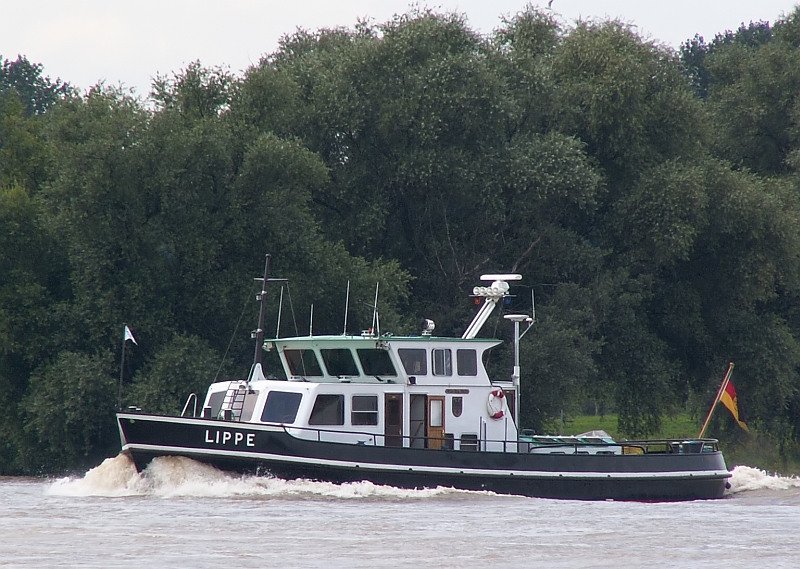 Die  Lippe  fhrt auf Hhe Walsum auf dem Rhein. Das Foto stammt vom 13.08.2007