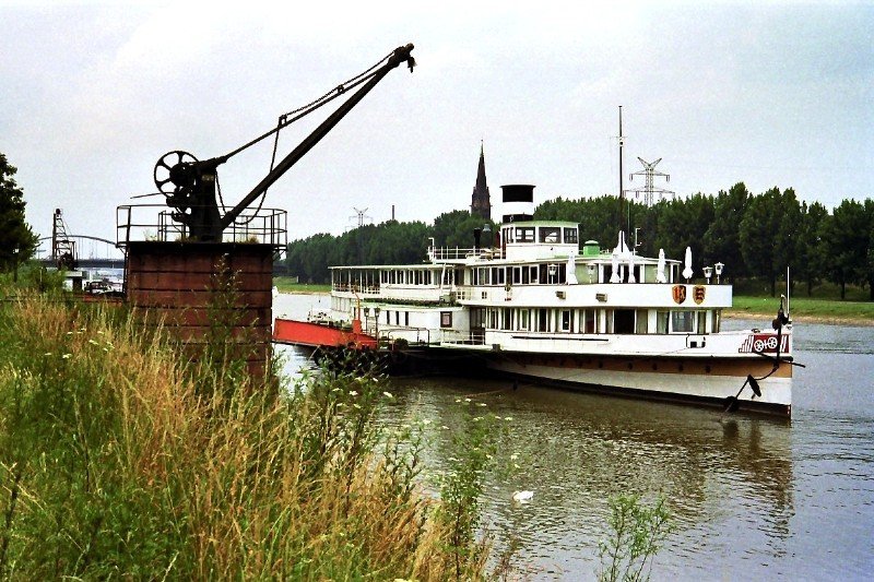Die  Mainz  war neben  Goethe  und  Rdesheim  einer der letzten drei Raddampfer der Kln-Dsseldorfer. Sie wurde 1929 als letzter Raddampfer fr die KD gebaut und 1981 nach einem Kesselschaden auer Dienst gestellt. Seit 1986 liegt sie - inzwischen unter dem Namen  Mannheim  - als Museumsschiff auf dem Neckar in Mannheim nahe der Kurpfalzbrcke (3. Juli 1995).  