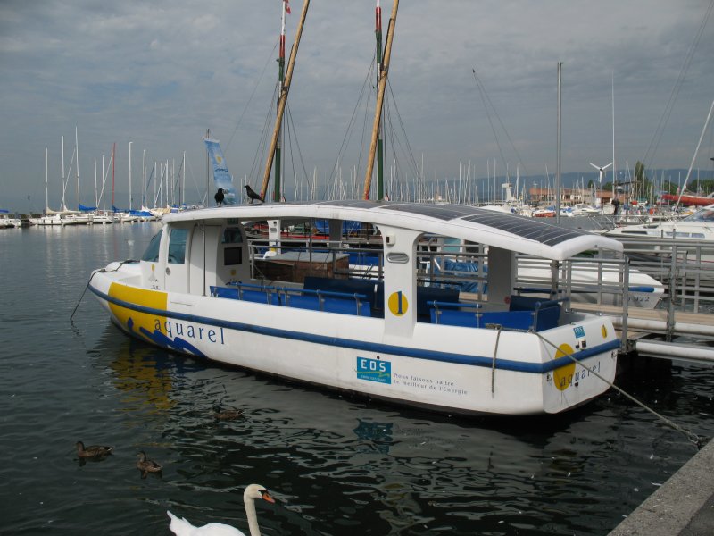 Die mit Sonnenenergie betriebenen Solarboote kann man fr eine halbstndige Ausflugsfahrt mieten oder im Linienverkehr benutzen. Sie verkehren natrlich nur bei schnem Wetter. Die Geschwindigkeit betrgt max.7 Knoten. Die Boote sind im Hafen von Lausanne-Ouchy zu sehen. Sie fahren die Hfen zwischen St-Sulpice und Lutry an.
