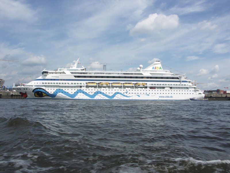 Die MS AIDAaura [IMO 9221566] am Cruise-Center in Hamburg fotografiert am 02.08.2008 - Schiffsdaten: http://wolfbulls-schiffsfotos.de.tl/AIDAaura--k1-9221566-k2-.htm
