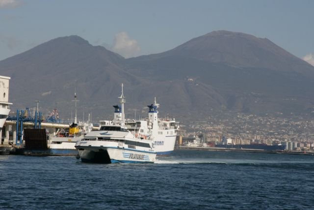 Die M/S  Giove Jet  luft die Mole Beverello in Napoli an; 16.02.2008