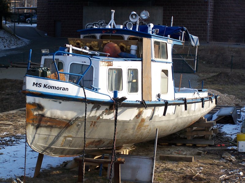 Die  MS Komoran  liegt am 03.03.2006 im Gelnde vom Winterhafen Meien (Elbe-Km 83). Es ist wahrscheinlich ein alter Schlepper, Rumpf noch genietet. Damals begann offensichtlich der Umbau zur Privatyacht.Hat Jemand Infos zum Schiff?