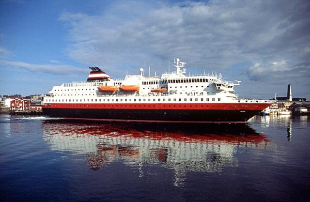 Die M/S  Kong Harald  ist in den Hafen von Vard eigelaufen und wird in wenigen Minuten am Hurtigrutenkai anlegen; 03.06.1998, sdgehend