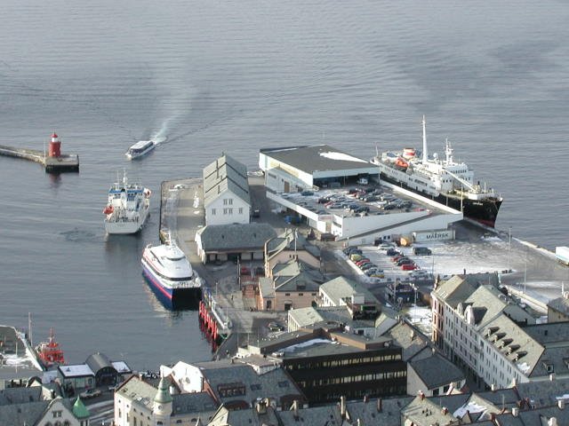 Die M/S  Lofoten  liegt am 06.02.2003 auf nordgehenden Kurs in lesund.