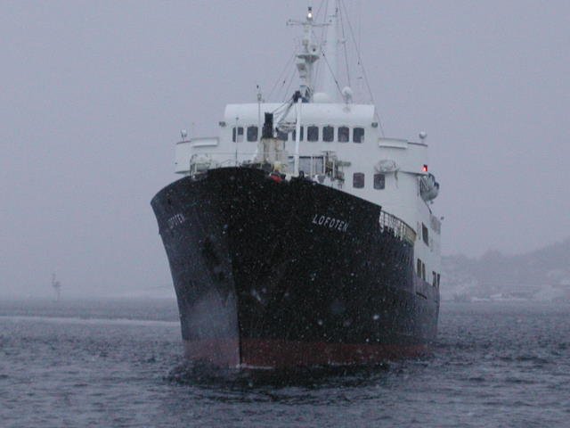 Die M/S  Lofoten  nhert sich im Schneegestber den Hurtigrutenkai von Sandnessjen; 03.02.2003, sdgehend