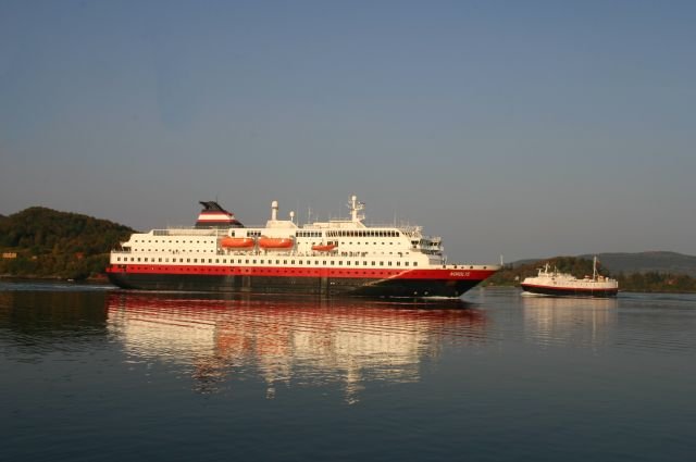 Die M/S  Nordlys  luft in den Hafen von rnes ein. Im Hintergrund nhert sich die M/S  Rtinn  aus Melysund; 16.09.2006