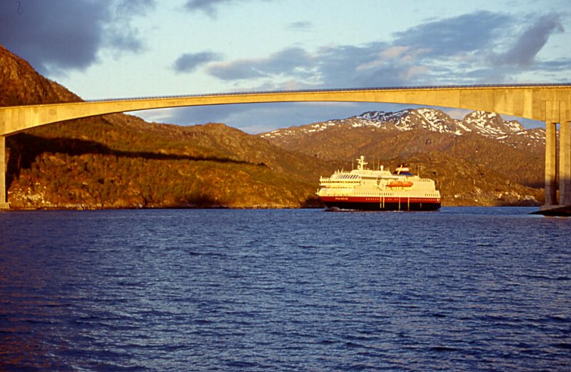 Die M/S  Polarlys  unterquert kurz nach Mitternacht die Raftsundbrcke; 10.06.2001, nordgehend
Nachtrag: ber diese Brcke verluft ab Dezember 2007 die Festlandverbindung zu den Lofoten. Die Bevlkerung wartet seit Jahren schon ungeduldig auf die Erffnung dieser Strecke.