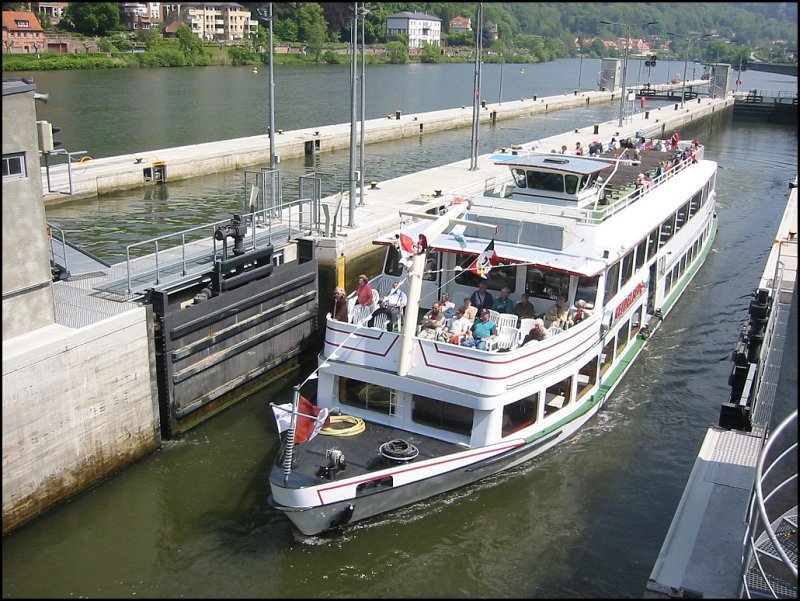 Die Neckar-Schleuse in Heidelberg am 11.05.2006 mit dem Ausflugsschiff  Heidelberg .