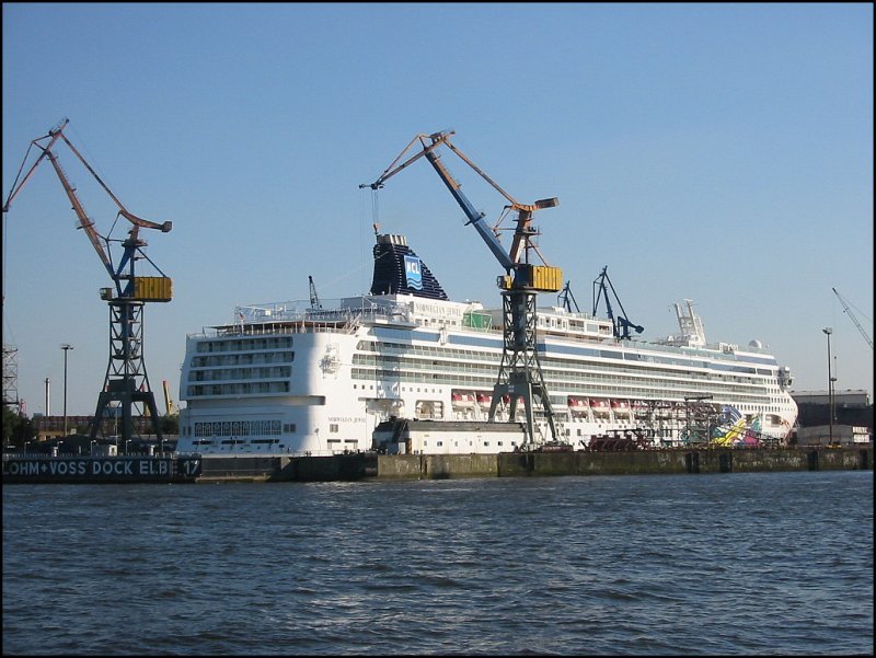 Die  Norwegian Jewel  lag im Juli 2005 in Dock 17 von Blohm + Voss im Hamburger Hafen. Die Aufnahme erfolgte von den Landungsbrcken aus.
