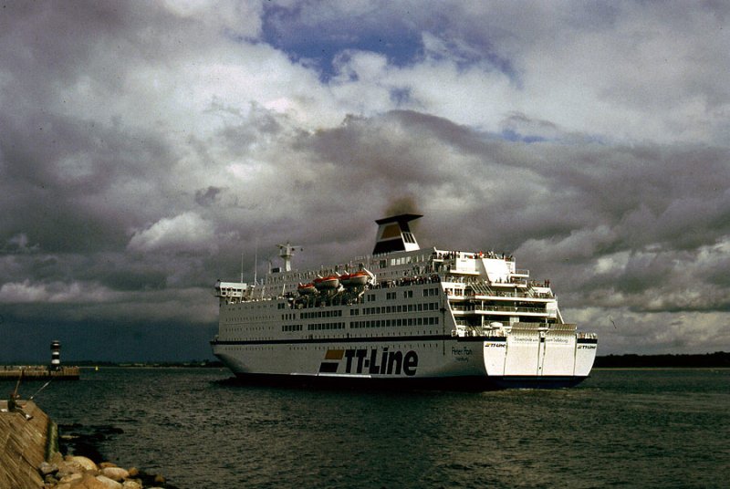 Die Ostseefhre  Peter Pan  verlsst den Skandinavienkai in
Travemnde, Richtung Trelleborg, Schweden.
Aufn. 1986
