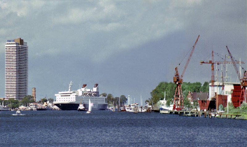 Die Ostseefhre  Finnjet , von Helsinki komend, bei der Einfahrt nach HL-Travemnde. Rechts noch zu sehen, die schon lange stillgelegte Schlichting-Werft. Heute steht dort ein Seniorenheim.
Aufn. 1983