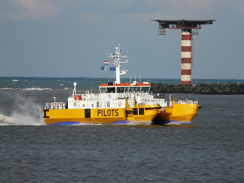 Die  Perseus  kehrt vom offenen Meer zurck. Das Bild stammt vom 01.02.2009 aus Rotterdam.