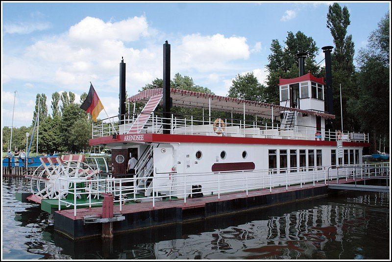 Die QUEEN ARENDSEE ist ein Ausflugsboot au dem Arendsee und im Stil der