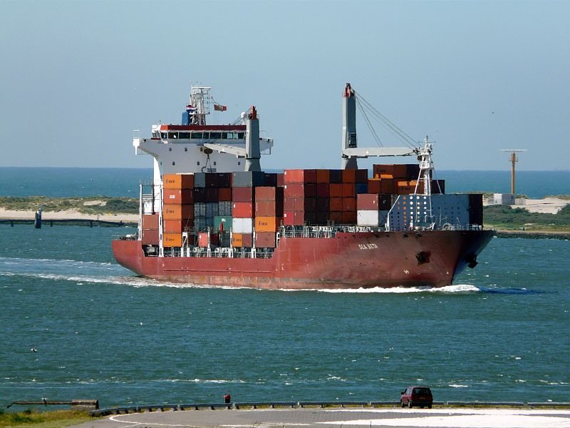 Die  Sea Beta  luft in Rotterdam ein. Das 2005 gebaute Schiff ist in Malta registriert. Das Bild stammt vom 14.07.2008