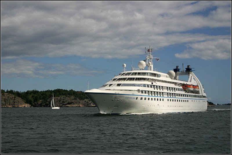 Die Seabourn Pride in den Schren vor Stockholm. Das Kreuzfahrtschiff wurde 1988 gebaut, es hat eine Lnge von 133,4 m und kann 208 Passagiere aufnehmen, bei 160 Mann Besatzung.
Reederei: Seabourn Cruise Line. 18.08.2007 (Matthias)
