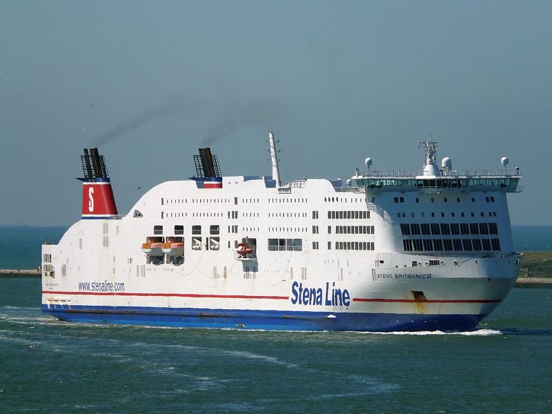 Die  Stena Britannica  luft in den Rotterdamer Hafen ein. Sie wird in wenigen Minuten bei Hoek von Holland anlegen. Das Bild stammt vom 14.07.2008