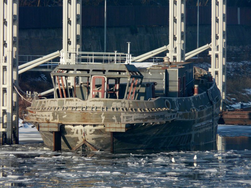 Dieser Kasko (Rohbau) lag am 22.01.2009 im Rosawitzer Hafen in Děčn. Am Schanzkleid ist ANTWERPEN 30 aufgeschweit.