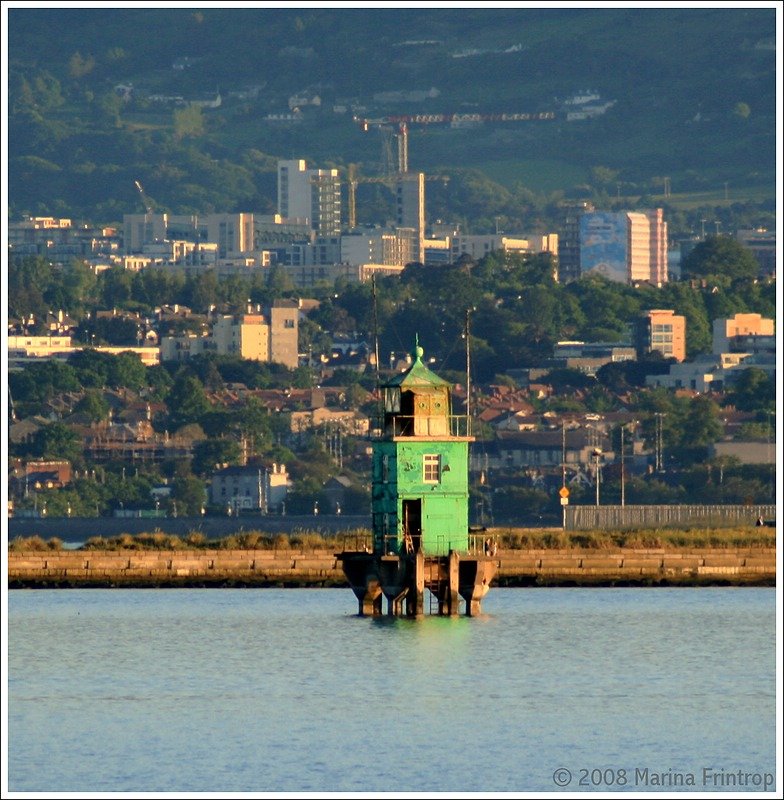 Dieser  Turm  steht an der Hafeneinfahrt von Dublin, Irland. Ob das ein alter Leuchtturm ist? Ich wei es leider nicht.