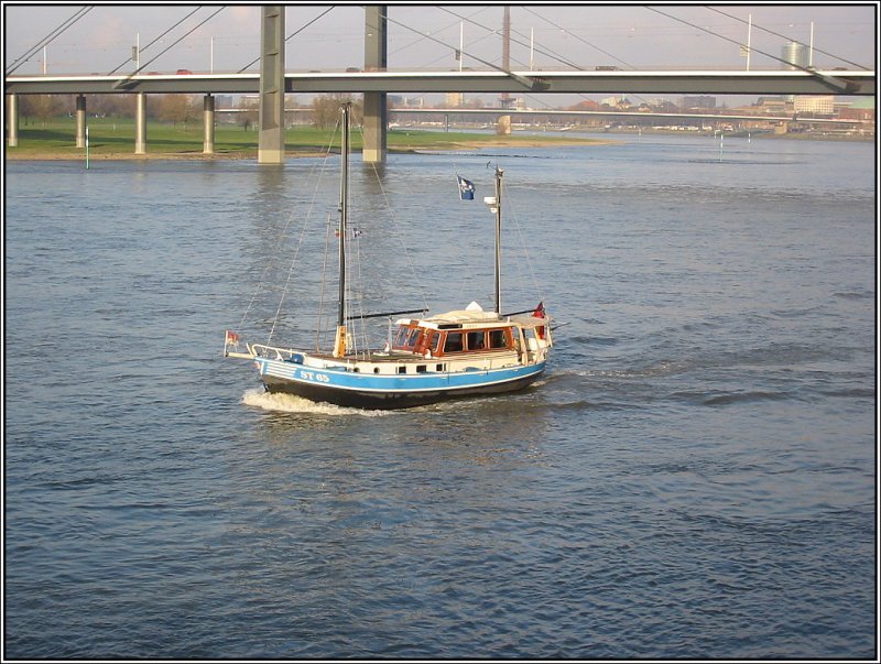 Dieses kleine Schiffchen war am 10.12.2006 auf dem Rhein bei Dsseldorf unterwegs. Im Hintergrund sind die Rheinkniebrcke und dahinter die Oberkassler Brcke zu erkennen.