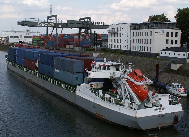 Die Pride of Veere l�uft in den Duisburger Hafen ein.
