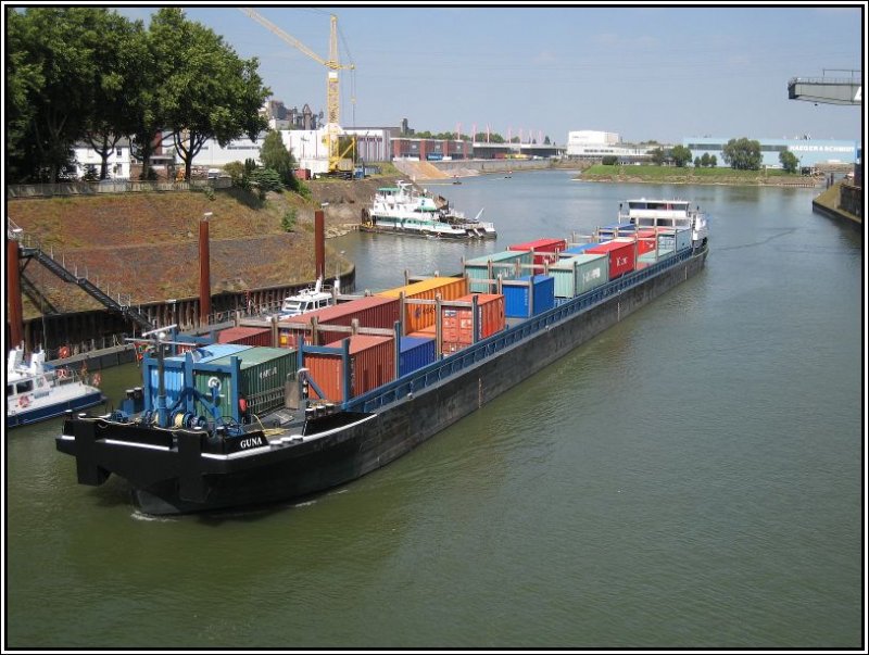 Containerschiff Guna , aufgenommen am 04.08.2007 im Hafen von Duisburg. 