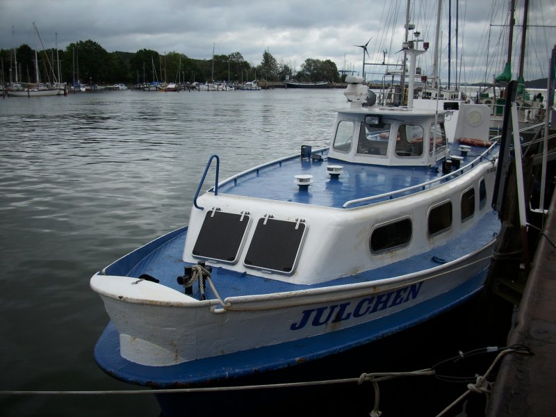 Ebenfalls am 05.September 2009 im Lauterbacher Hafen aufgenommen das kleine Ausflugsschiff  Julchen .Dieses Schiff bringt Ausflgler auf die kleine Nachbarinsel Vilm.