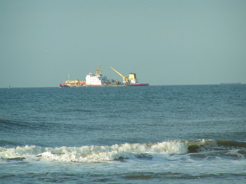 Ein  Arbeitsschiff  ist vor der Insel Wangerooge emsig im Einsatz 060901