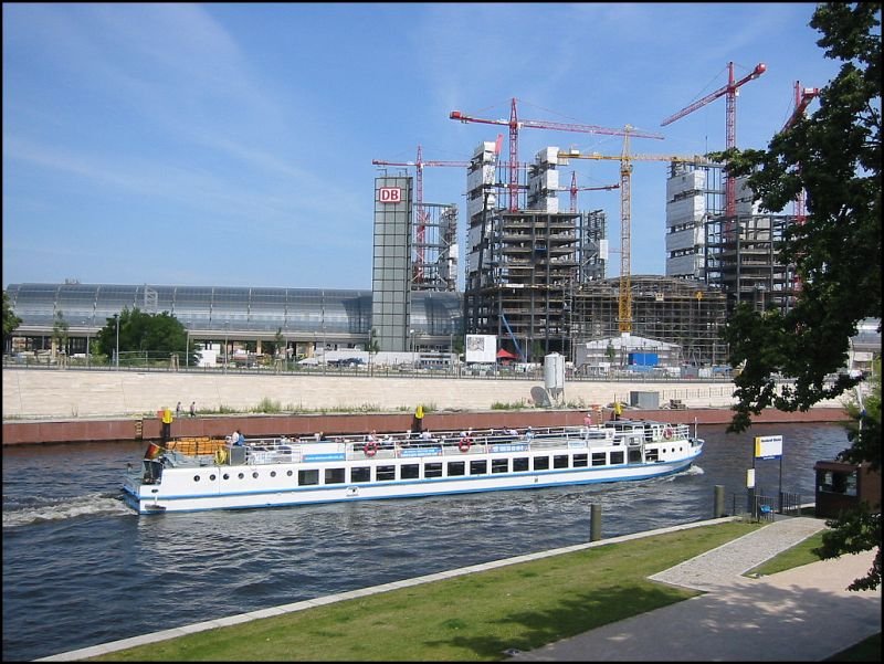 Ein Ausflugsschiff auf der Spree in Berlin auf Hhe des seinerzeit noch im Bau befindlichen Hauptbahnhofs (Juli 2005). 