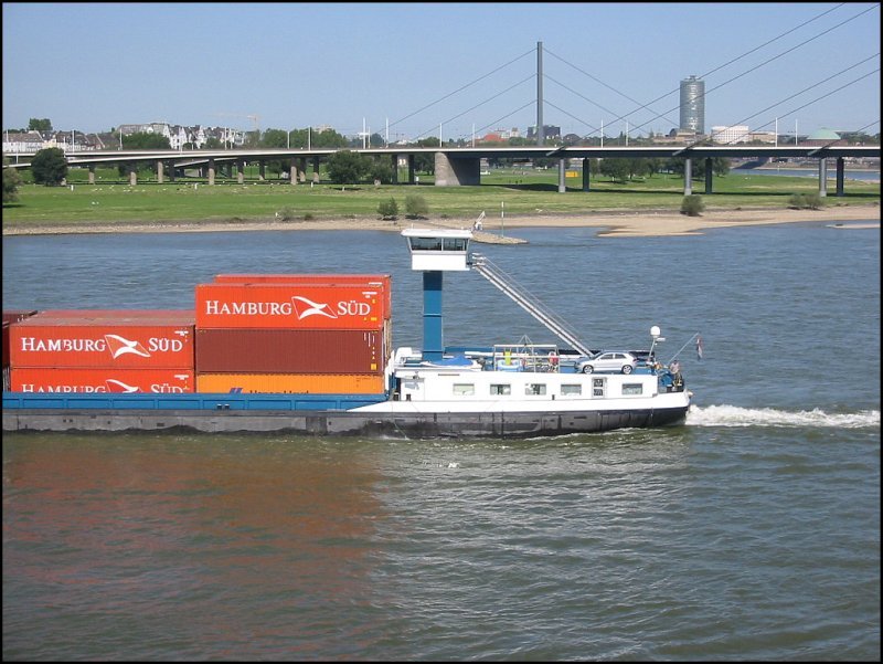 Ein Container-Schubverband auf dem Rhein bei Dsseldorf, aufgenommen am 10.09.2006. Im Bild das Heck des Schubschiffes mit der hochgestellten Brcke.