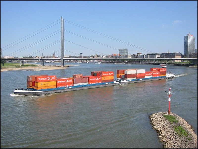 Ein Container-Schubverband auf dem Rhein bei Dsseldorf, aufgenommen am 10.09.2006. Im Hintergrund ist die Rheinkniebrcke zu sehen.