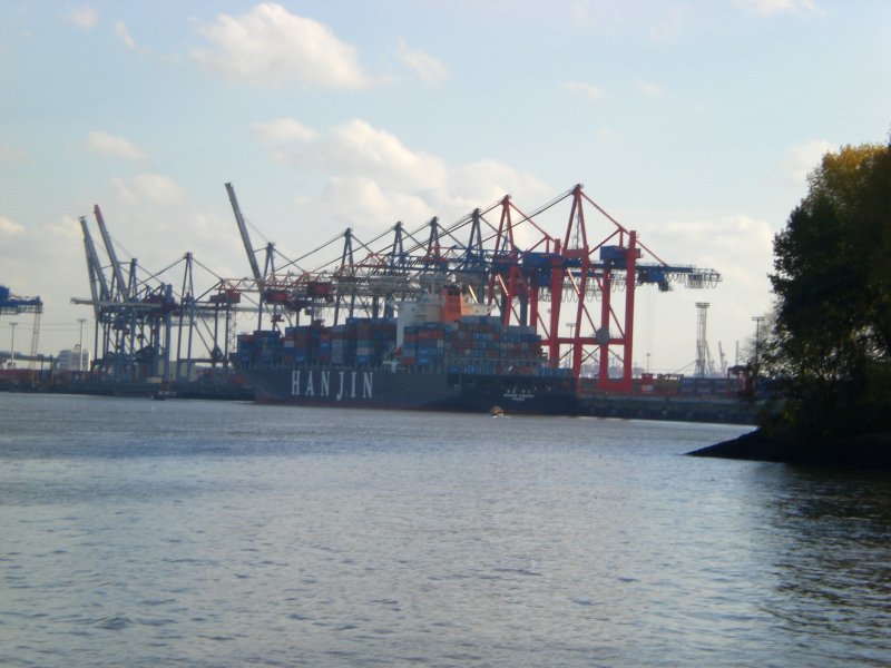 Ein Containerschiff an der Anlegestelle in Hamburg-Waltershof.