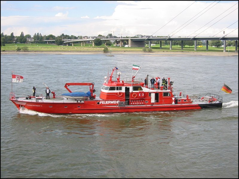 Ein Feuerwehrboote auf dem Rhein bei Dsseldorf, aufgenommen am 10.09.2006.