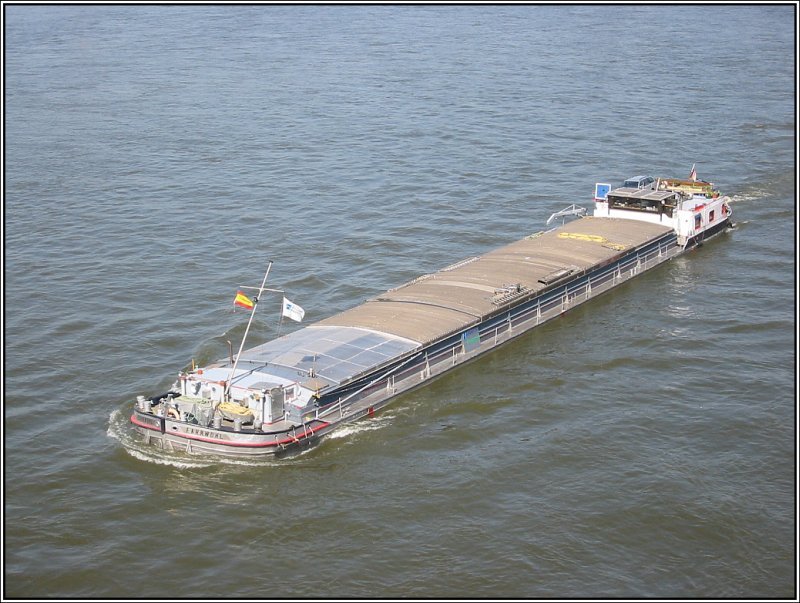 Ein Frachtschiff auf dem Rhein in Dsseldorf, aufgenommen am 22.04.2007. Die Aufnahme erfolgte von der Rheinkniebrcke aus.