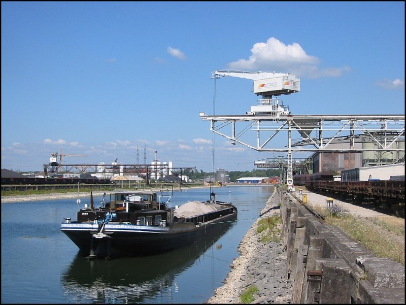 Ein Frachtschiff wird an einer Ladebrcke in Becken 4 des Karlsruher Rheinhafens entladen. (Juli 2003)