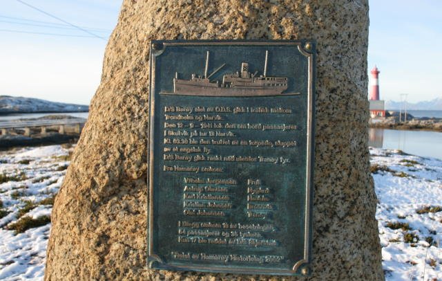 Ein Gedenkstein am Trany fyr, auf der Insel Hamarya, erinnert an die Versenkung des ODS-Hurtigrutenschiffs D/S  Bary . Die  Bary  wurde am 09.12.1941 um 03.30 auf dem Weg von Skutvik nach Narvik von einem englischen Torpedoflugzeug angegriffen und versenkt. Dabei kamen 99 Menschen ums leben. 