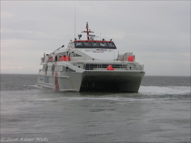 Ein Katamaran der AG Ems, MS Polarstern, legt am 27.08.2006 fr die berfahrt nach Emden auf Borkum ab. 