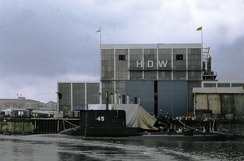 Ein mir unbekanntes U-Boot, am Ausrstungskai von HDW in Kiel.
Aufnahme Juni 1973