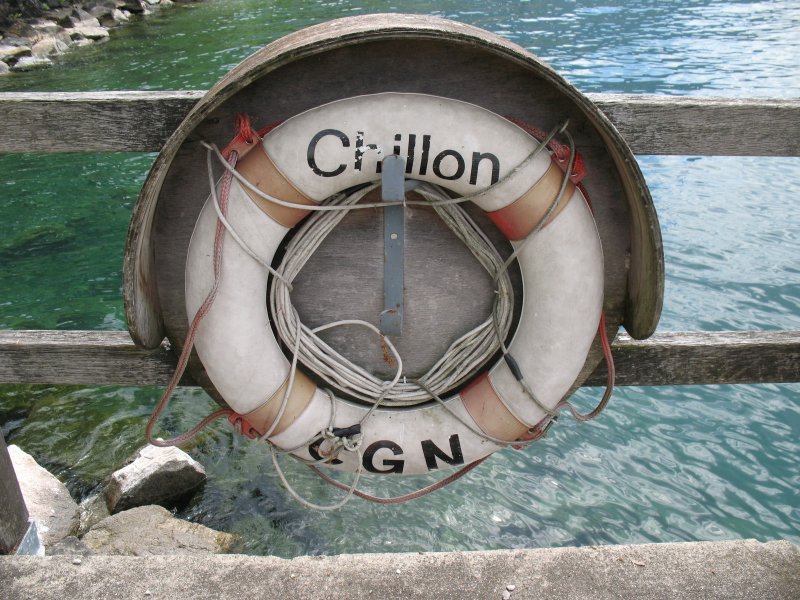 Ein Rettungsring an der Anlegestelle beim Chtau Chillon.
Leider kommen diese Ringe immer wieder abhanden. 