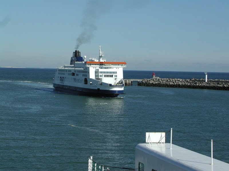 Eine Fhre im Hafen von Calais am 12.6.2005