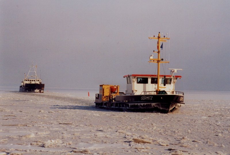 Eisbrecher Grmitz bricht eine Fahrrinne fr Frachtschiff mit Roheisen zum Industriehafen Berndshof MV 2006.WSA Stralsund