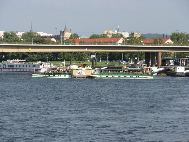 Der Dampfer Diesbar beim Wendeman�ver vor der Anlegestelle Terrassenufer.Er ist