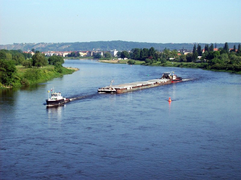 CD Schlepper Man�vriert einen Schubkahn in Richtung Marienbr�cke in Dresden
