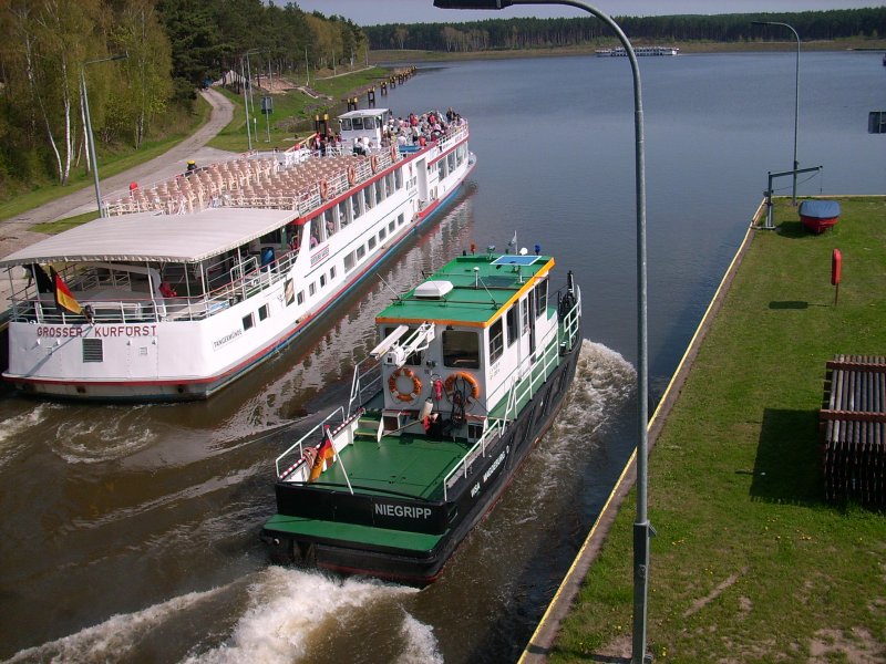 Reger Verkehr auf dem Elbe Havel Kanal an der Schleuse